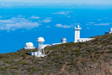 La Palma adasındaki uluslararası uzay gözlemevi ve teleskopların en yüksek dağ sırasındaki Roque de los muchachos, güneşli bir gün, Kanarya adaları, İspanya