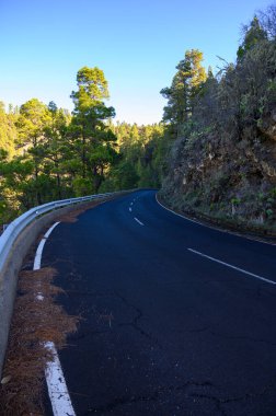 2021 'de güneşli bir günde Cumbre vieja volkanı patlamasından önce La Palma adasında en yüksek dağ olan Roque de los muchachos' a gitmek, İspanya 'nın Kanarya Adaları.
