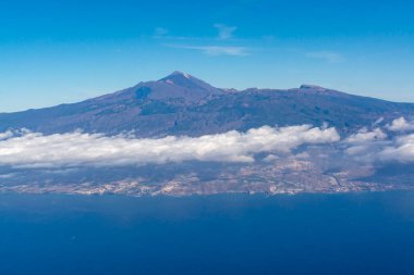 Atlantik Okyanusu 'ndaki Tenerife Adası' ndaki hava panoramik manzarası Teide Dağı, volkanik manzara, Kanarya Adaları, İspanya