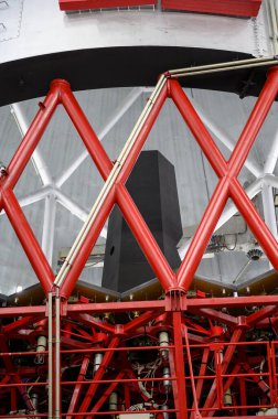 La Palma adasındaki Gran Telescopio Canarias teleskopunun uluslararası uzay gözlemevi ve manzarası en yüksek sıradağlık Roque de los muchachos, Kanarya Adaları, İspanya