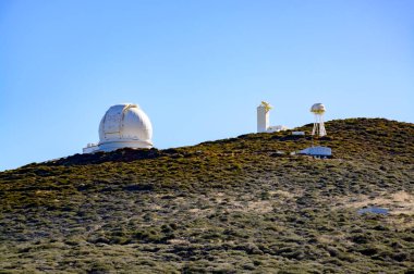 La Palma adasındaki uluslararası uzay gözlemevi ve teleskopların en yüksek dağ sırasındaki Roque de los muchachos, güneşli bir gün, Kanarya adaları, İspanya