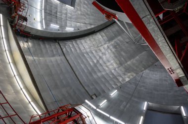 La Palma adasındaki Gran Telescopio Canarias teleskopunun uluslararası uzay gözlemevi ve manzarası en yüksek sıradağlık Roque de los muchachos, Kanarya Adaları, İspanya