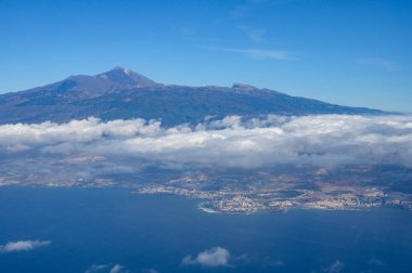 Atlantik Okyanusu 'ndaki Tenerife Adası' ndaki hava panoramik manzarası Teide Dağı, volkanik manzara, Kanarya Adaları, İspanya