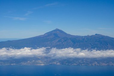 Atlantik Okyanusu 'ndaki Tenerife Adası' ndaki hava panoramik manzarası Teide Dağı, volkanik manzara, Kanarya Adaları, İspanya
