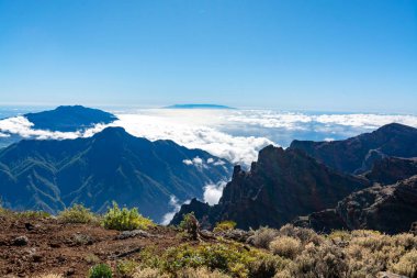 La Palma adasında en yüksek dağ sırasından panoramik manzara Roque de los muchachos, bulutların üzerinde güneşli bir gün, Kanarya adaları, İspanya