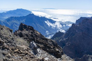 La Palma adasında en yüksek dağ sırasından panoramik manzara Roque de los muchachos, bulutların üzerinde güneşli bir gün, Kanarya adaları, İspanya