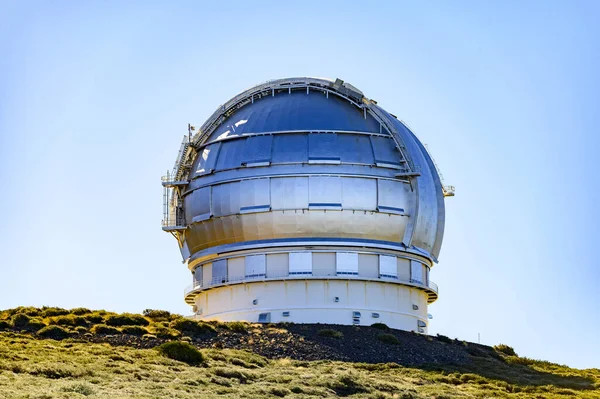 La Palma adasındaki uluslararası uzay gözlemevi ve teleskopların en yüksek dağ sırasındaki Roque de los muchachos, güneşli bir gün, Kanarya adaları, İspanya