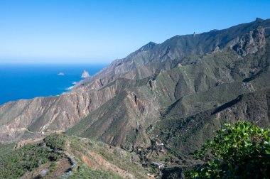 Kışın yeşil dağlar ve mavi Atlantik okyanusu üzerine panoramik manzara, Tenerife 'nin kuzeyi, İspanya, İspanya' nın kuzeyindeki Tanagana köyü yakınlarındaki Anaga milli parkı