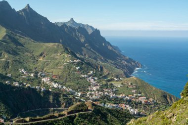 Kışın yeşil dağlar ve mavi Atlantik okyanusu üzerine panoramik manzara, Tenerife 'nin kuzeyi, İspanya, İspanya' nın kuzeyindeki Tanagana köyü yakınlarındaki Anaga milli parkı