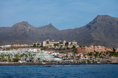 Kışın İspanya 'nın Kanarya Adaları, kışın İspanya kıyı şeridi boyunca yelkenli tekne gezisi sırasında Tenerife adasının güney kıyısındaki tatil beldelerine ve plajlara bakın.
