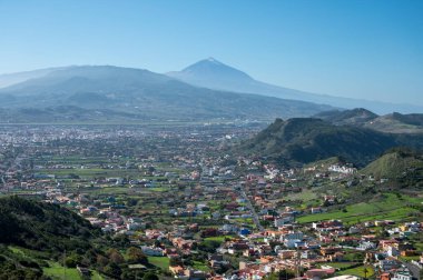 Anaga Ulusal Parkı 'nın yeşil dağlarının panoramik manzarası, Tenerife' nin kuzeyi, Kanarya Adaları, İspanya