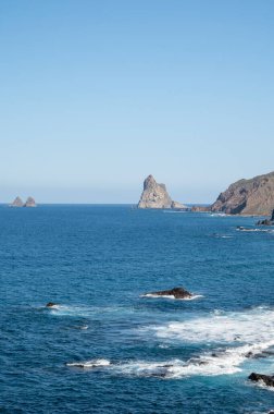 Panoramik manzara Playa del Roque de las Bodegas ve mavi Atlantik Okyanusu, Anaga milli parkı Tenerife 'nin kuzeyinde, Kanarya Adaları, İspanya
