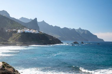 Laya de Almaciga ve mavi Atlantik Okyanusu 'nun lav kayaları üzerindeki panoramik manzara, Tenerife' nin kuzeyinde, İspanya 'nın Kanarya Adaları' nda, Tanagana köyü yakınlarındaki Anaga milli parkı