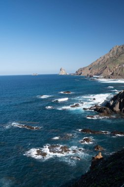 Panoramik manzara Playa del Roque de las Bodegas ve mavi Atlantik Okyanusu, Anaga milli parkı Tenerife 'nin kuzeyinde, Kanarya Adaları, İspanya