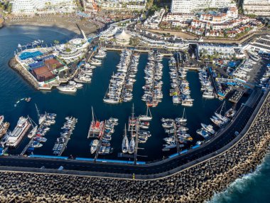Kosta Adeje, İspanya 'nın Kanarya Adaları yakınlarındaki Tenerife' nin güneyinde Puerto Kolonu 'nda kumlu plajları ve yatları olan hava manzarası
