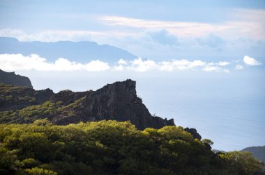 Teno parkının kırsal kesimindeki dağlar Tenerife 'deki Masca köyü ve arka plandaki La Gomera adası yakınlarındaki Kanarya adaları, kışın İspanya