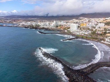Costa Adeje ve Playa de las Americas yakınlarındaki Tenerife 'nin güneyindeki kumlu plajlar ve kışın İspanya' nın Kanarya Adaları 'ndaki hava manzarası