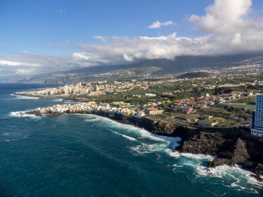Puerto de la Cruz, Tenerife, Kanarya Adaları yakınlarındaki küçük balıkçı köyünde kara lav kayaları ve Atlantik Okyanusu manzarası
