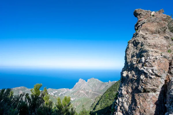 스페인 카나리아 제도의 테네리페 북쪽에 있는아 공원의 산들을 한눈에 수있는 — 스톡 사진