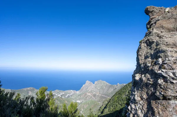 스페인 카나리아 제도의 테네리페 북쪽에 있는아 공원의 산들을 한눈에 수있는 — 스톡 사진