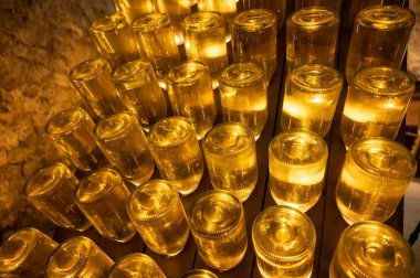 Avusturya, Viyana 'daki yeraltı mahzenlerinde geleneksel yöntemle köpüren beyaz ve gül şarabı üretimi