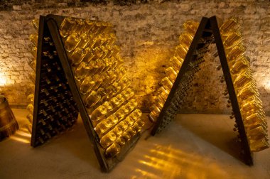 Avusturya, Viyana 'daki yeraltı mahzenlerinde geleneksel yöntemle köpüren beyaz ve gül şarabı üretimi