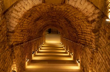 Avusturya, Viyana 'daki yeraltı mahzenlerinde geleneksel yöntemlerle köpüren beyaz ve gül şarabı üretimi, mağaralara giden merdivenler