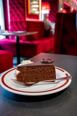 Avusturya kaynaklı kayısı reçelli ünlü Sachertorte çikolatalı pastası. Viyana 'da geleneksel kadife koltuklu kadife kafede servis ediliyor.