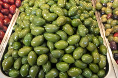 Markete yakın lezzetli yeşil zeytinler, sağlıklı vejetaryen gıda geçmişi.