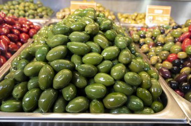 Markete yakın lezzetli yeşil zeytinler, sağlıklı vejetaryen gıda geçmişi.