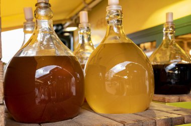 Avusturya 'nın başkenti Viyana' da yerel üzümlerden yapılan beyaz ve kırmızı şaraplı büyük şişeler.