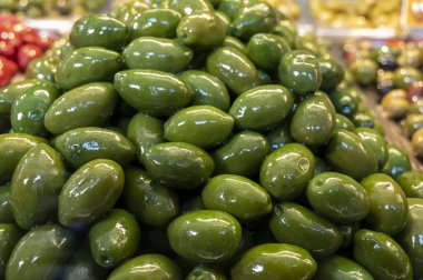 Markete yakın lezzetli yeşil zeytinler, sağlıklı vejetaryen gıda geçmişi.
