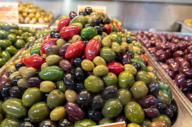 Markete yakın renkli zeytinler, sağlıklı vejetaryen gıda arka planı