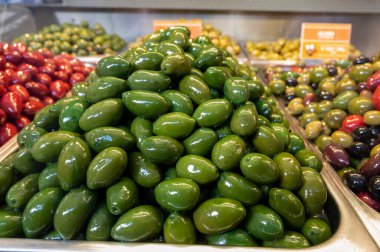 Markete yakın lezzetli yeşil zeytinler, sağlıklı vejetaryen gıda geçmişi.