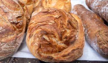 Fırında taze ekşi hamurlu organik ekmek pişirildi.