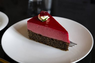 Avusturya menşeli ahududu kremalı ünlü haşhaşlı kek. Viyana 'daki eski klasik kafe restoranında krema ve bir fincan kahveyle servis ediliyor.