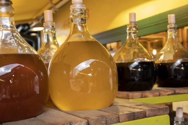 Avusturya 'nın başkenti Viyana' da yerel üzümlerden yapılan beyaz ve kırmızı şaraplı büyük şişeler.