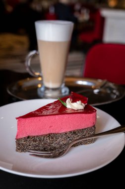 Avusturya menşeli ahududu kremalı ünlü haşhaşlı kek ve Viyana 'daki eski klasik kafe restoranında krem şanti ve kahve ile servis ediliyor.