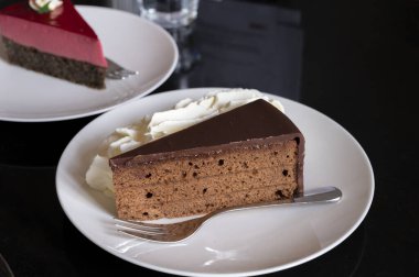 Avusturya kaynaklı kayısı reçelli ünlü Sachertorte çikolatalı pastası. Viyana 'daki eski klasik kafe restoranında kremayla servis ediliyor.