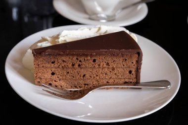 Avusturya kaynaklı kayısı reçelli ünlü Sachertorte çikolatalı pastası. Viyana 'daki eski klasik kafe restoranında kremayla servis ediliyor.