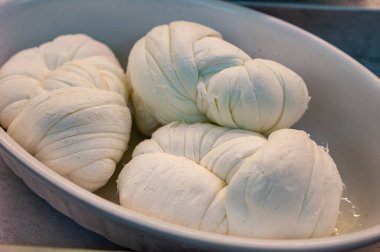 Pazar vitrininde beyaz yumuşak örgü inek peyniri