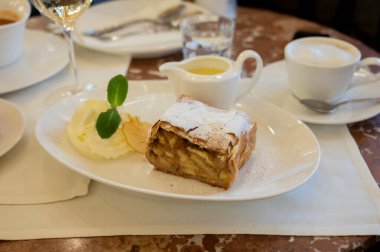 Avusturya tatlısı, krem şantili elmalı turta ve sıcak vanilyalı sos Viyana, Avusturya 'daki eski fırın kafede servis ediliyor.
