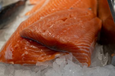 Markette buzda temizlenmiş organik İskoç kırmızı balığı.