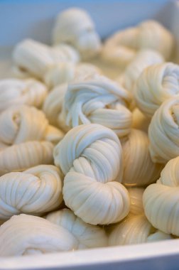 Pazar vitrininde beyaz yumuşak örgü inek peyniri