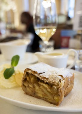 Avusturya tatlısı, krem şantili elmalı turta ve sıcak vanilyalı sos Viyana, Avusturya 'daki eski fırın kafede servis ediliyor.