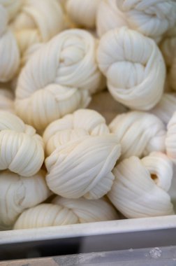 Pazar vitrininde beyaz yumuşak örgü inek peyniri