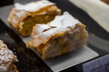 Avusturya tatlıları, Viyana 'daki kafede sergilenen farklı türde çikolata ve meyveli kekler. Elmalı pay..