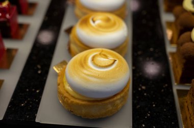 Avusturya tatlıları, Viyana 'daki kafede sergilenen farklı çikolata ve meyveli kekler.