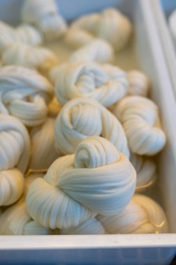 Pazar vitrininde beyaz yumuşak örgü inek peyniri