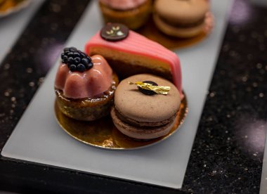 Avusturya tatlıları, Viyana 'daki kafede sergilenen farklı çikolata ve meyveli kekler.